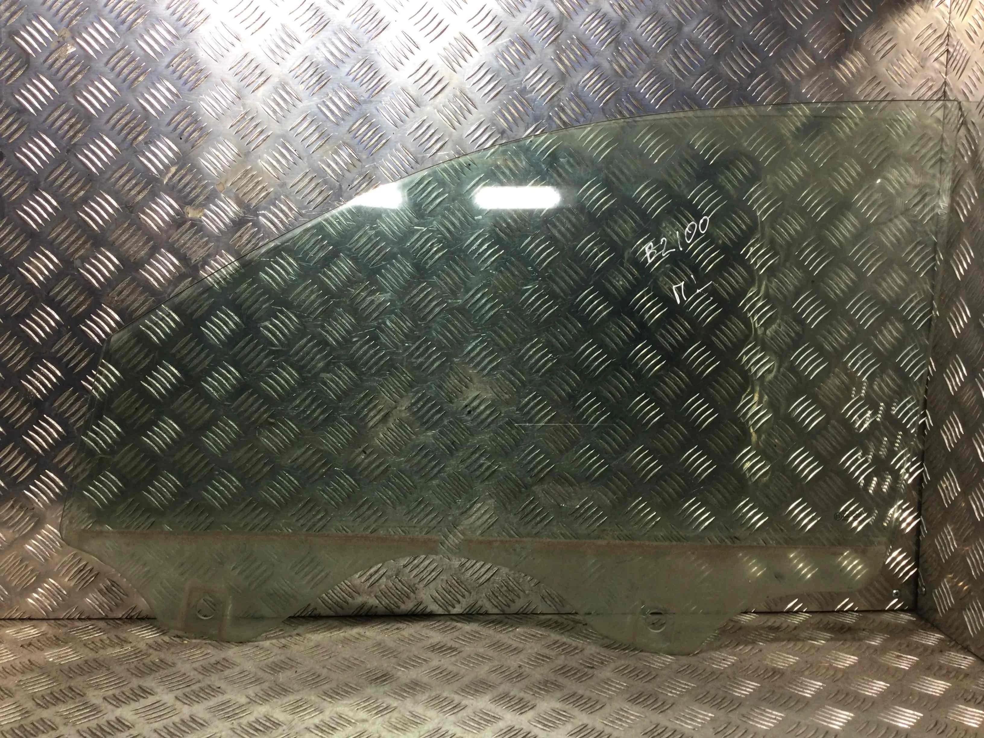 Стекло двери передней левой Volkswagen Touareg 1 поколение рестайлинг 2007-2010 дизель 3.0 TDI Автомат