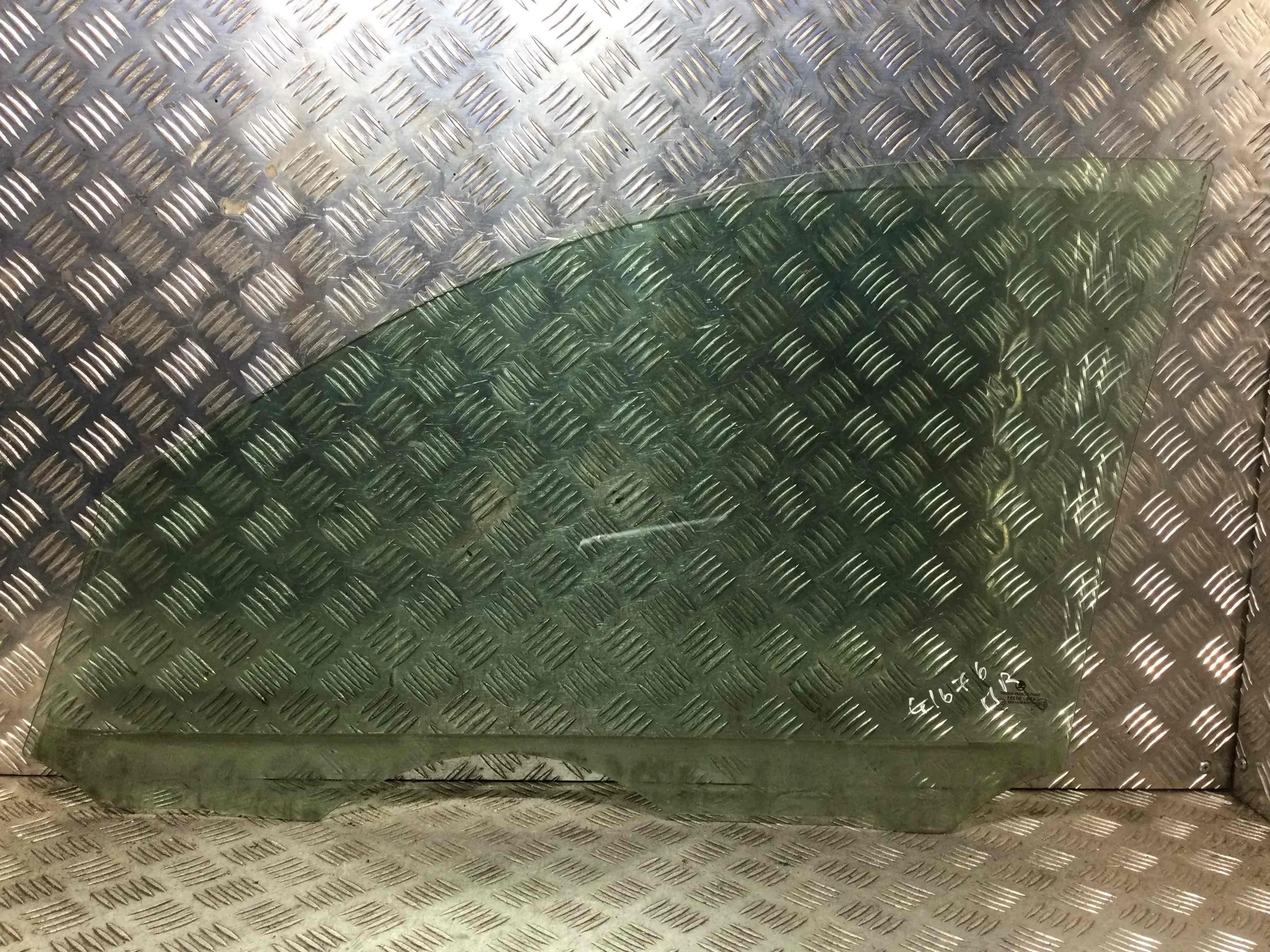 Стекло двери передней правой Skoda Fabia 1 поколение (1999-2004) бензин 1.4 i Механика Универсал