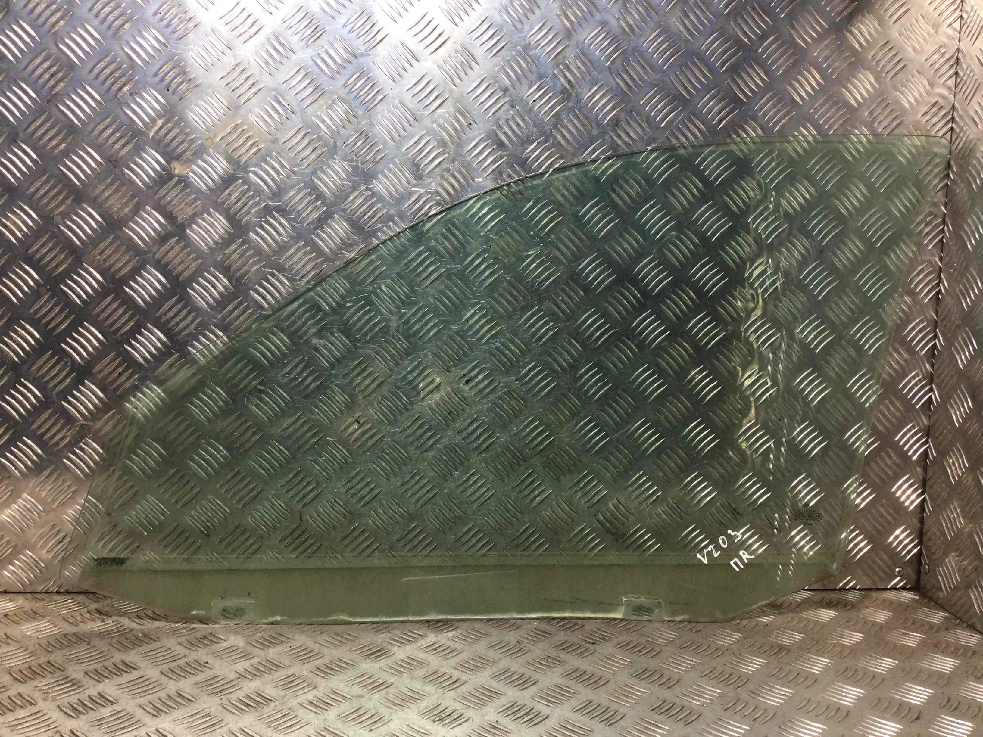 Стекло двери передней правой Volkswagen Golf 4 поколение (1997-2004) дизель 1.9 TDI Механика Х/б