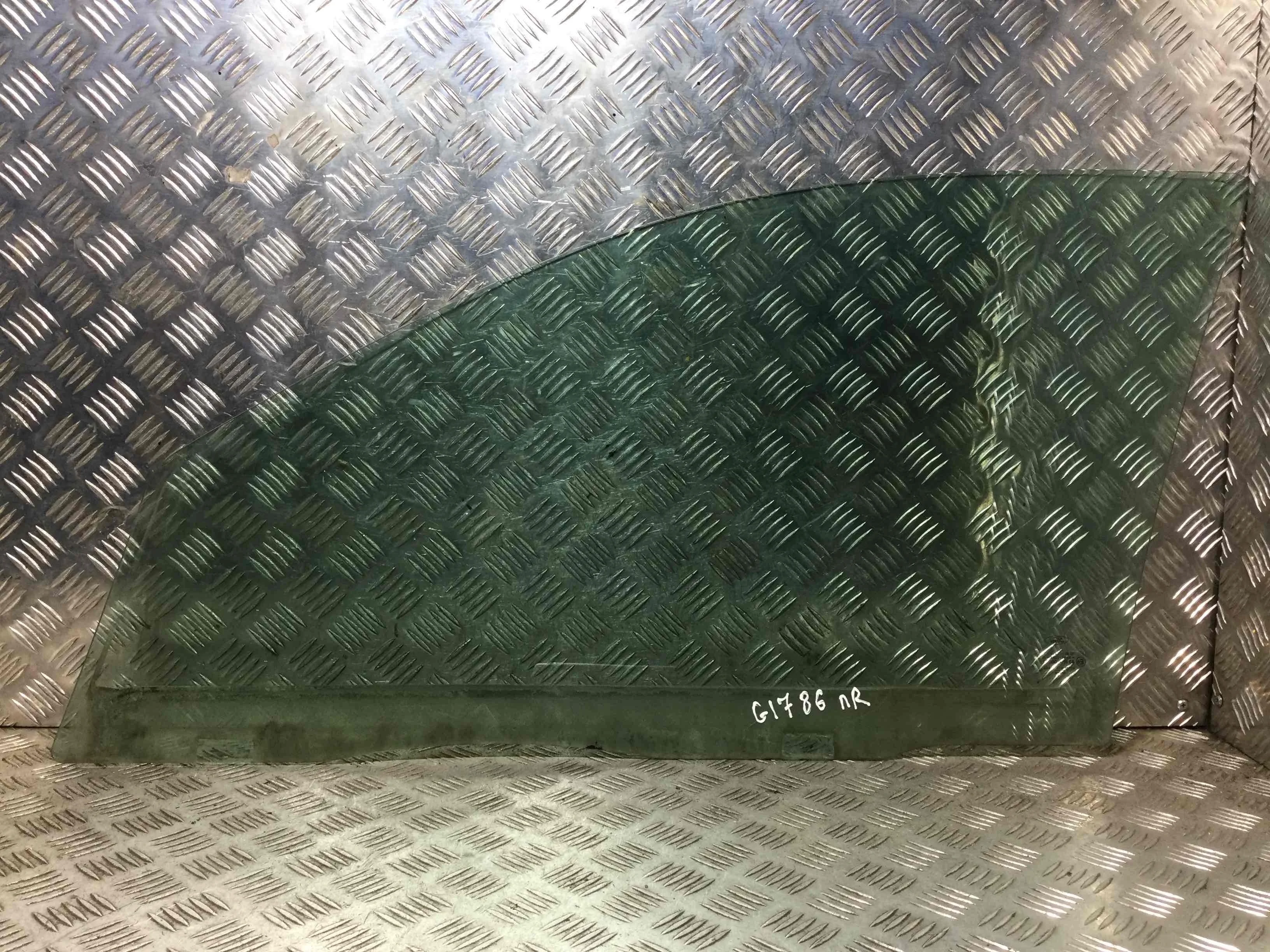 Стекло двери передней правой Ford Mondeo 3 поколение (2000-2003) бензин 1.8 i Механика Универсал