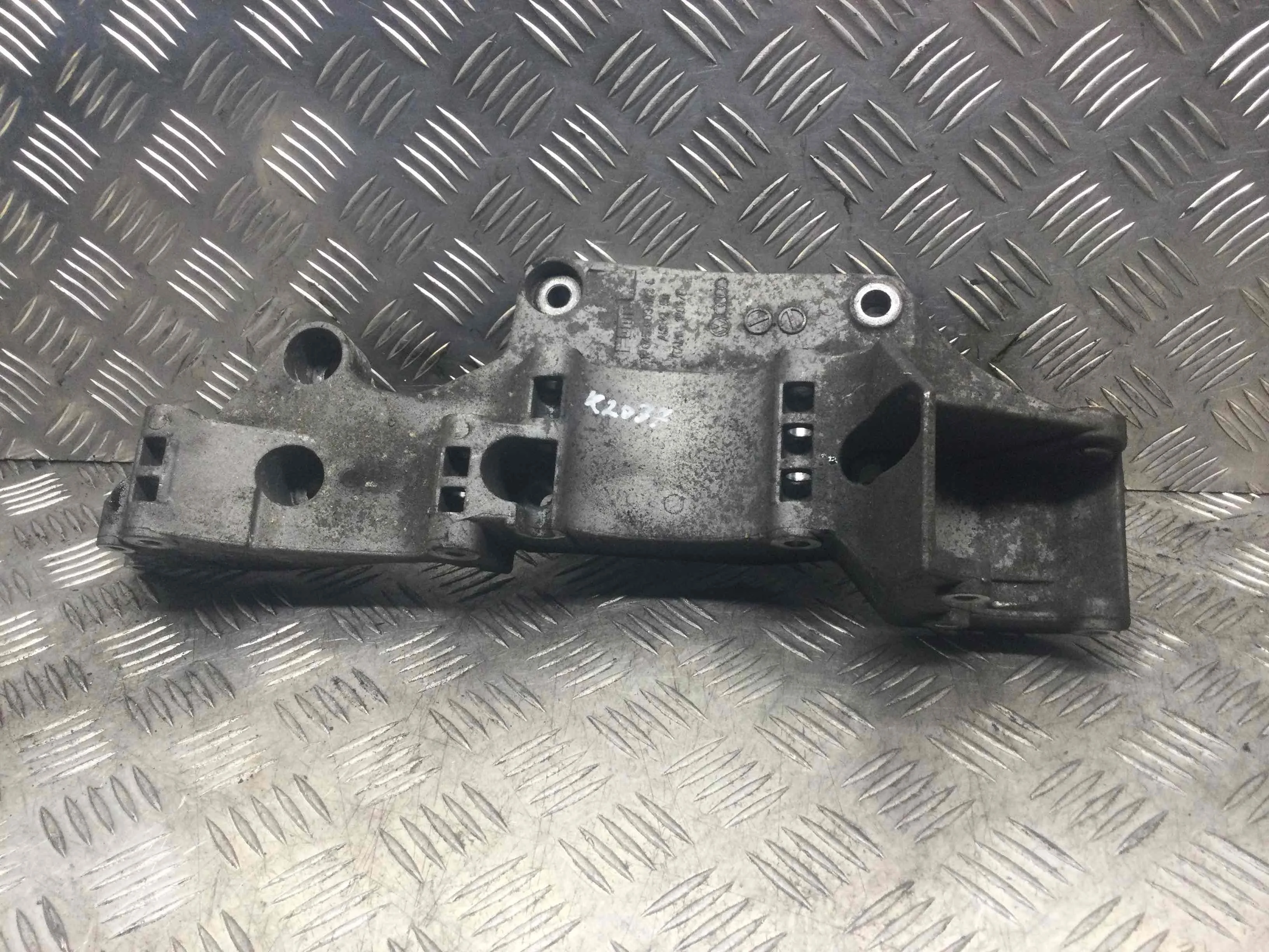 Кронштейн генератора Volkswagen Sharan 1 поколение [2-й рестайлинг] (2003-2010) дизель 1.9 TDI Механика Минивэн