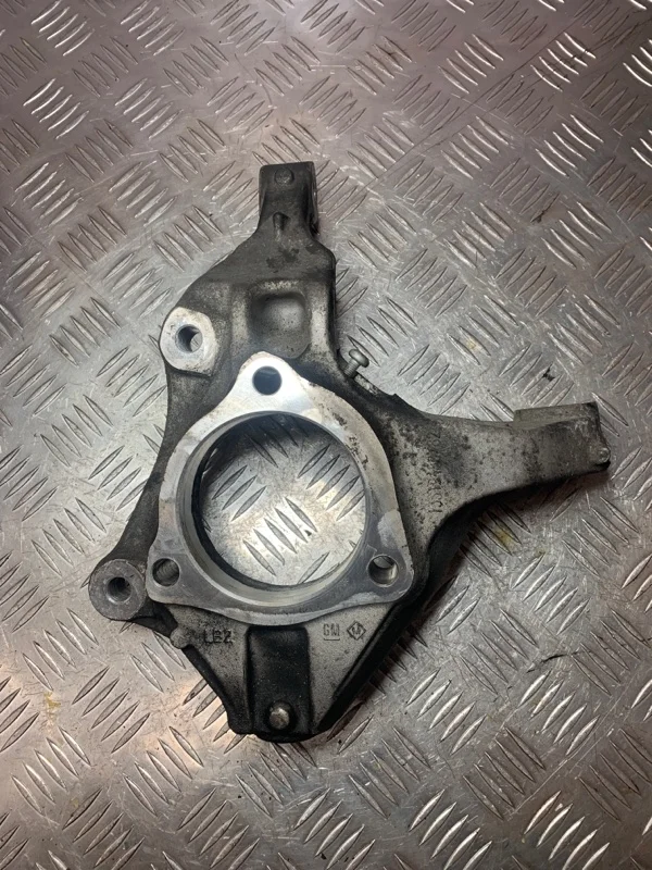 Кулак поворотный Chevrolet Cruze 13319480 F18D4 1.8, передний левый
