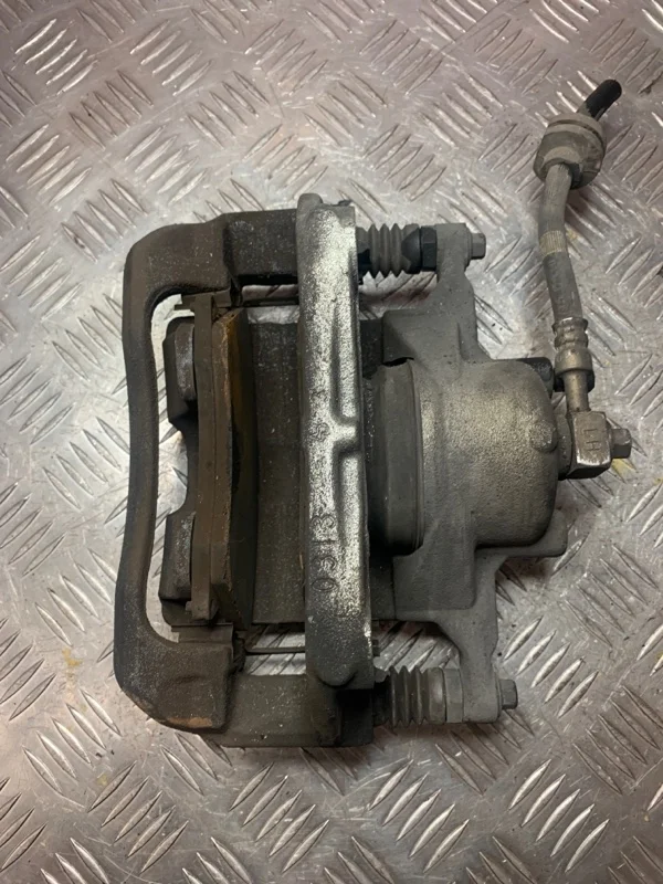 Суппорт тормозной Chevrolet Cruze 13301189 F18D4 1.8, передний левый