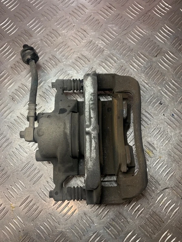 Суппорт тормозной Chevrolet Cruze 13301190 F18D4 1.8, передний правый