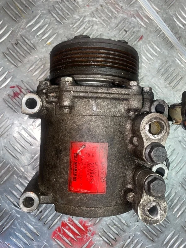 Компрессор кондиционера Mitsubishi Carisma MR500007 4G18