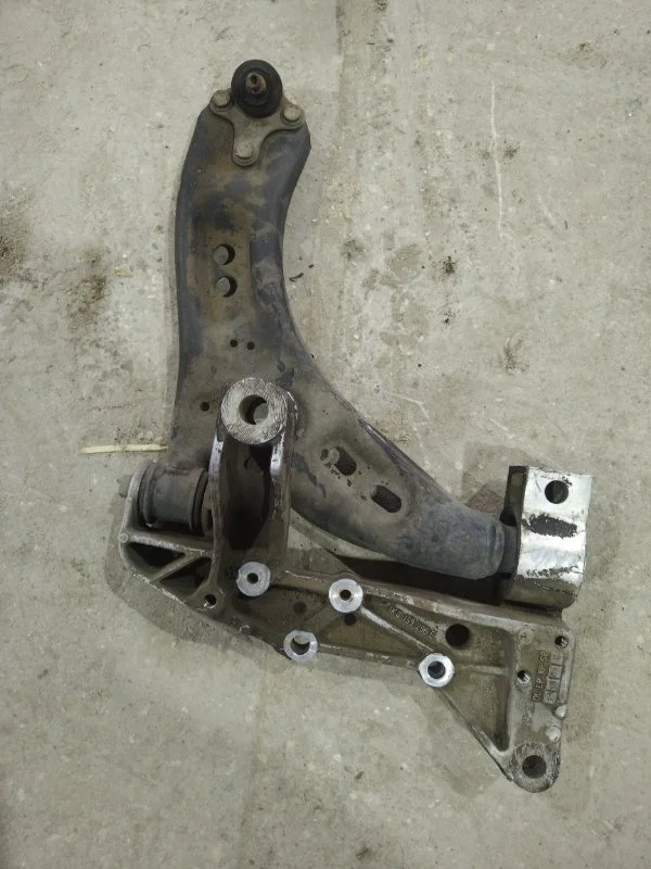 Рычаг подвески нижний Volkswagen Golf 2006 1K0199296E CAVD 1.4