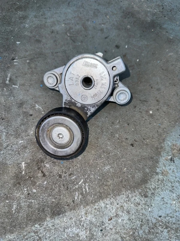 Натяжитель ремня генератора Volkswagen Scirocco 03C145299M CAVD 1.4