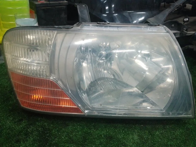 Фара галогеновая Mitsubishi Pajero 2004 10087419 V60-V70, передняя правая
