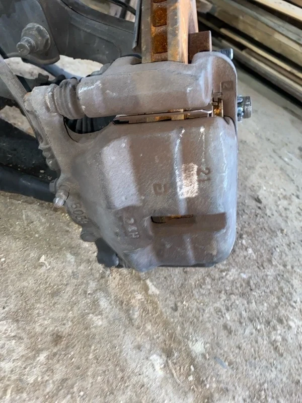 Суппорт тормозной Nissan Qashqai 41001JD00A J10 MR20DE, передний левый