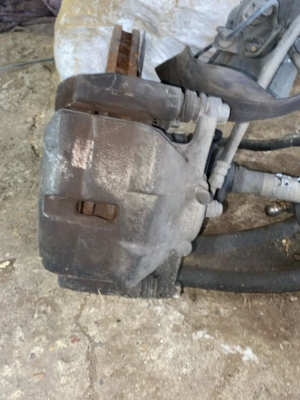 Суппорт тормозной Nissan Qashqai 41001JD00A J10 MR20DE, передний правый