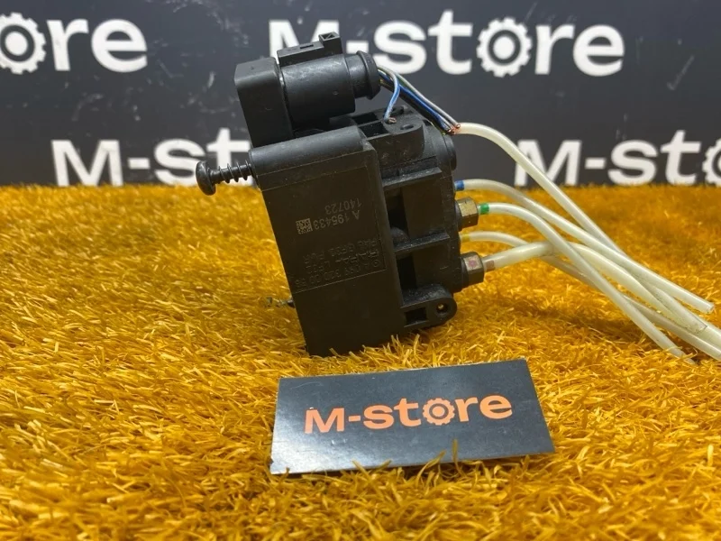 Блок клапанов пневмоподвески Mercedes-Benz C-Class 2014 A0993200058 W205 274.920