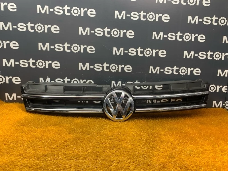 Решетка радиатора Volkswagen Touareg 2014 7P6853651A 7P CGRA