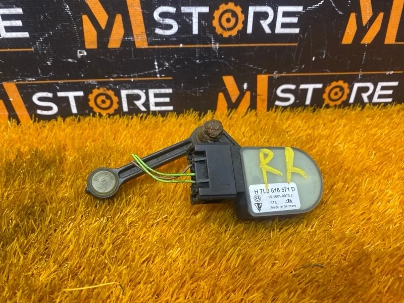 Датчик высоты дорожного просвета Audi Q7 2007 7L0616571D 4LB BHK, задний правый