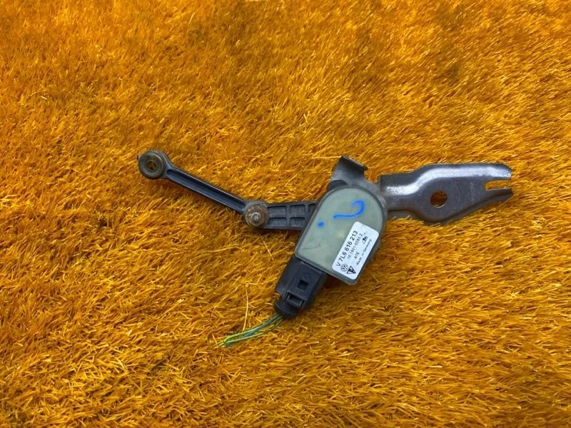 Датчик высоты дорожного просвета Audi Q7 2008 7L6616213 4LB BHK, передний