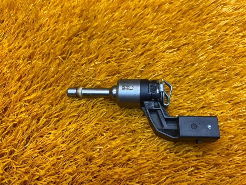 Форсунка топливная Volkswagen Touareg 2013 03H906036 7P CGRA