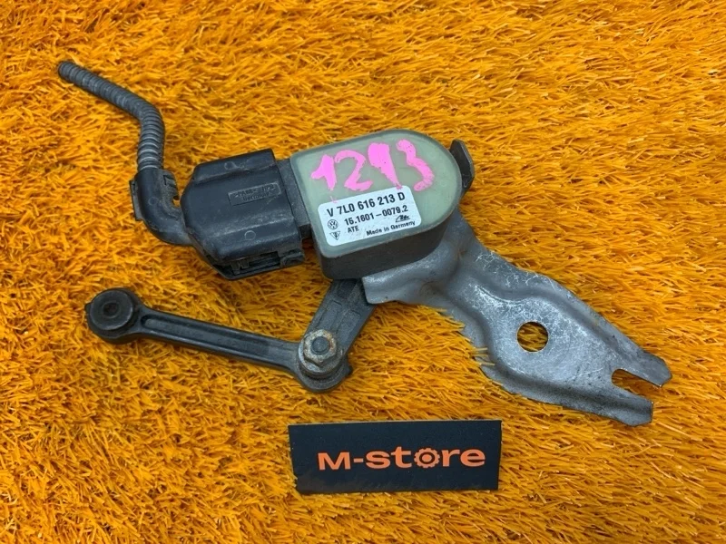 Датчик высоты дорожного просвета Audi Q7 2010 7L0616213D 4LB BHK, передний левый