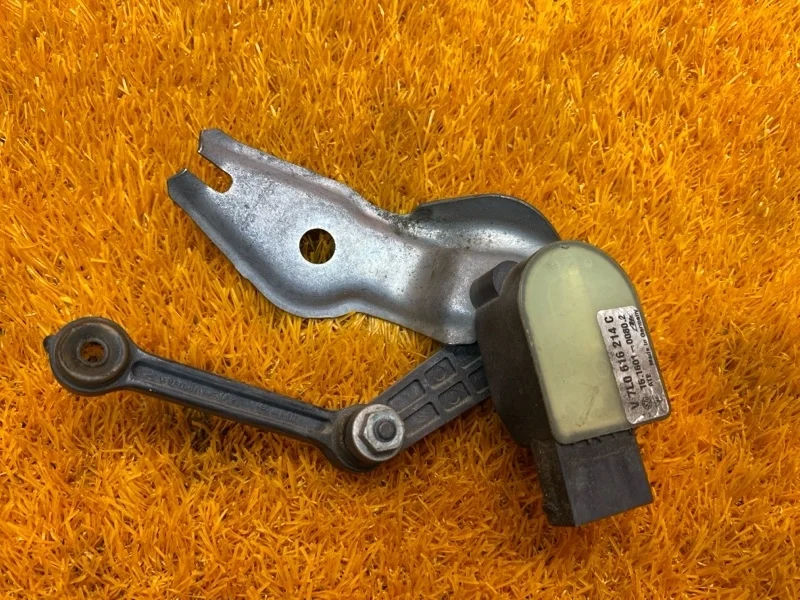 Датчик высоты дорожного просвета Audi Q7 2010 7L0616214C 4LB BHK, передний