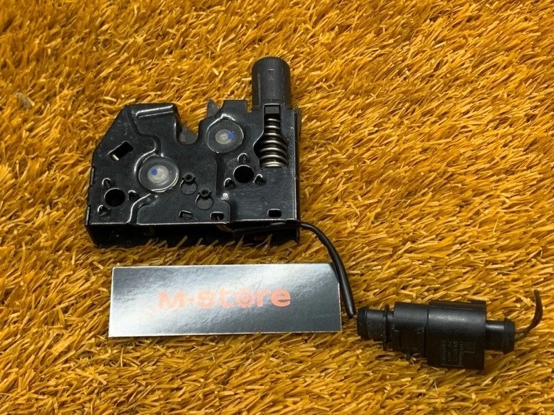 Замок капота Audi A1 2011 8X0823509B 8X CAX, левый