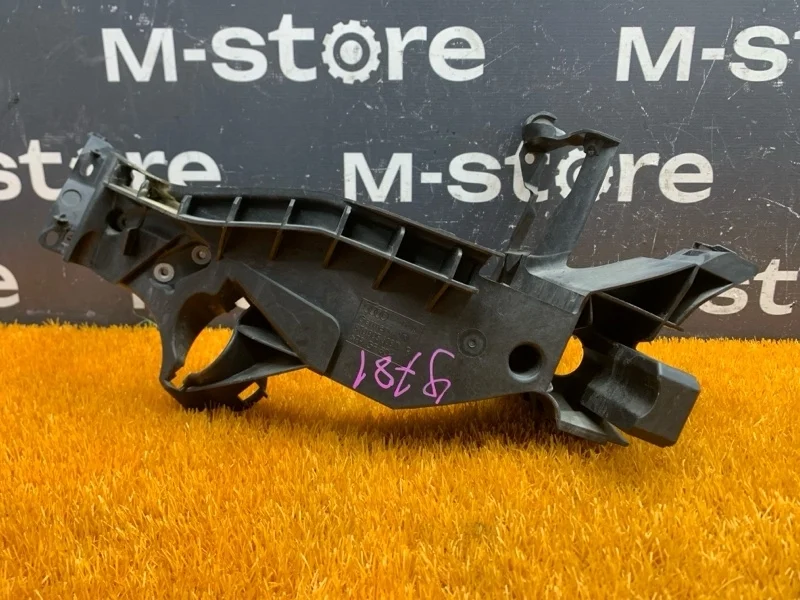 Кронштейн фары Audi A5 2013 8T0805608B 8T CDN, правый