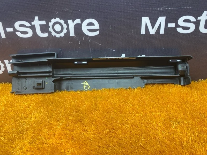 Кронштейн радиатора BMW 3-Series 2014 17117600537 F30 N20B20B, правый