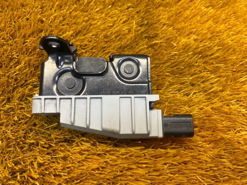 Замок капота Mercedes-Benz E-Class 2010 A2128800160 W212 642.850, правый