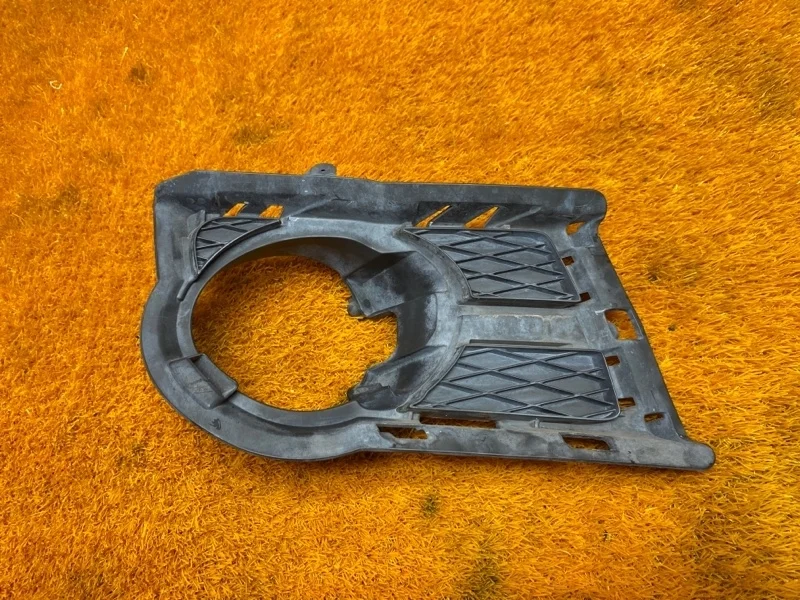 Оправа туманки Volkswagen Tiguan 2011 5N0853666A 5N CCZC, передняя правая