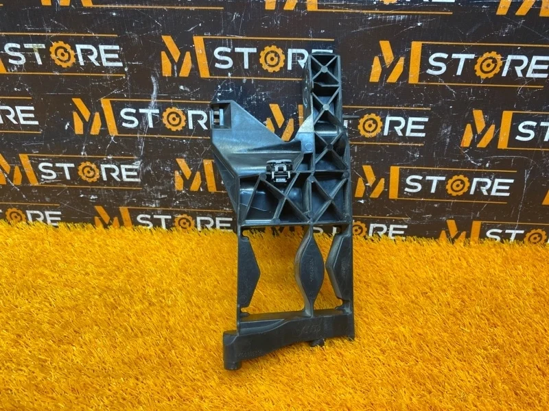 Кронштейн фары Audi A6 2012 4G0805608 C7/4G CHJ, правый