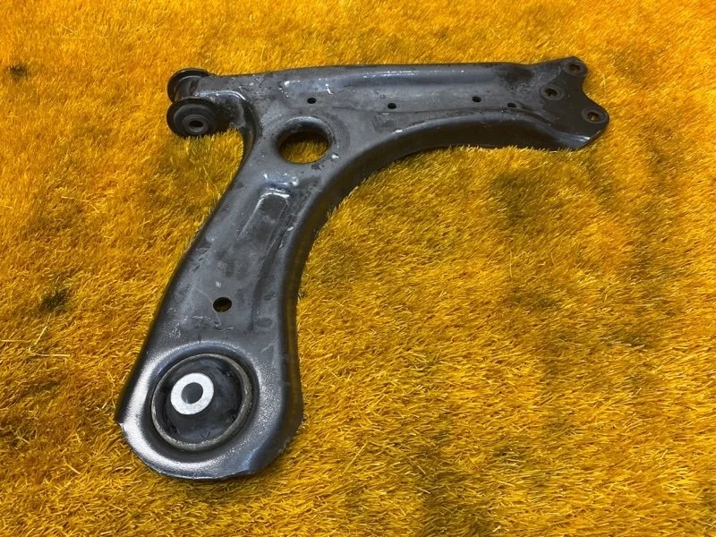 Рычаг подвески нижний Audi A1 2011 6R0407152F 8X CAX, передний правый