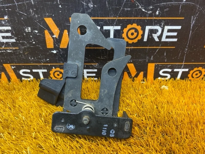 Крюк капота Mercedes-Benz E-Class 2010 A2048800064 C207 272.988