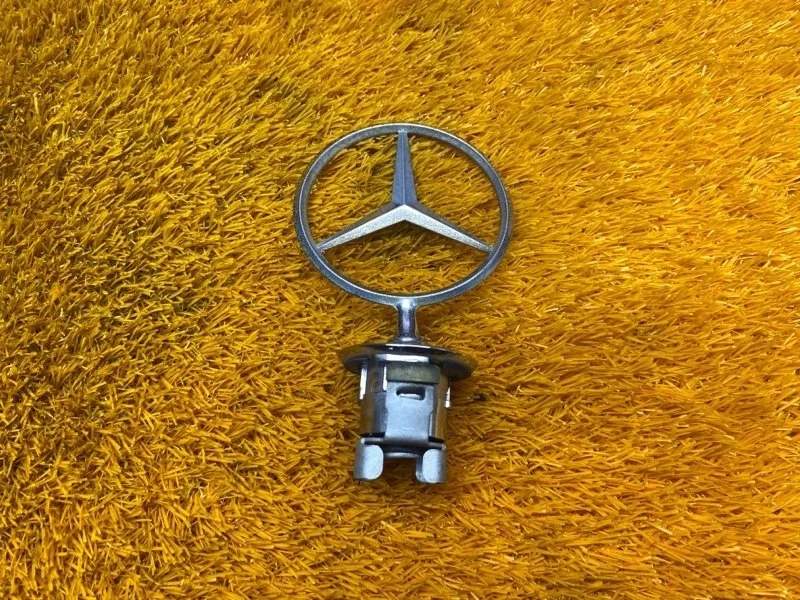 Эмблема на капот Mercedes-Benz C-Class 2007 A2218800086 W204 271.950