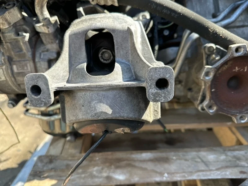 Подушка двигателя Audi A4 2010 8R0198381C B8 CAEA, левая