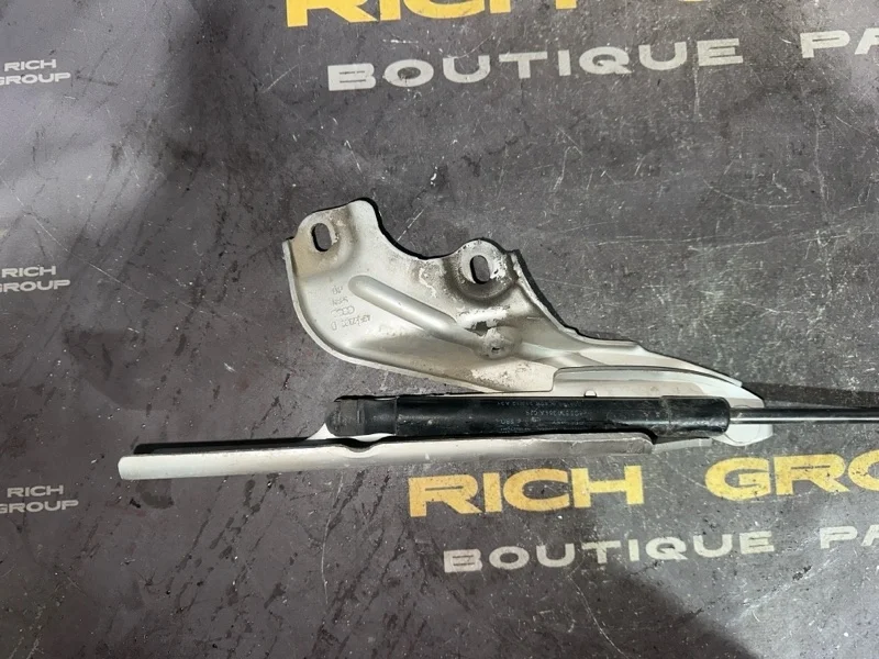 Петля капота Audi A6 2012 4G8823301E 4G2 CDUD, левая