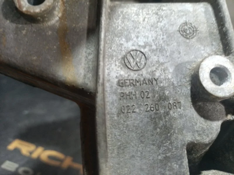 Кронштейн генератора Porsche Cayenne 2008 022260087F 957 M55.01