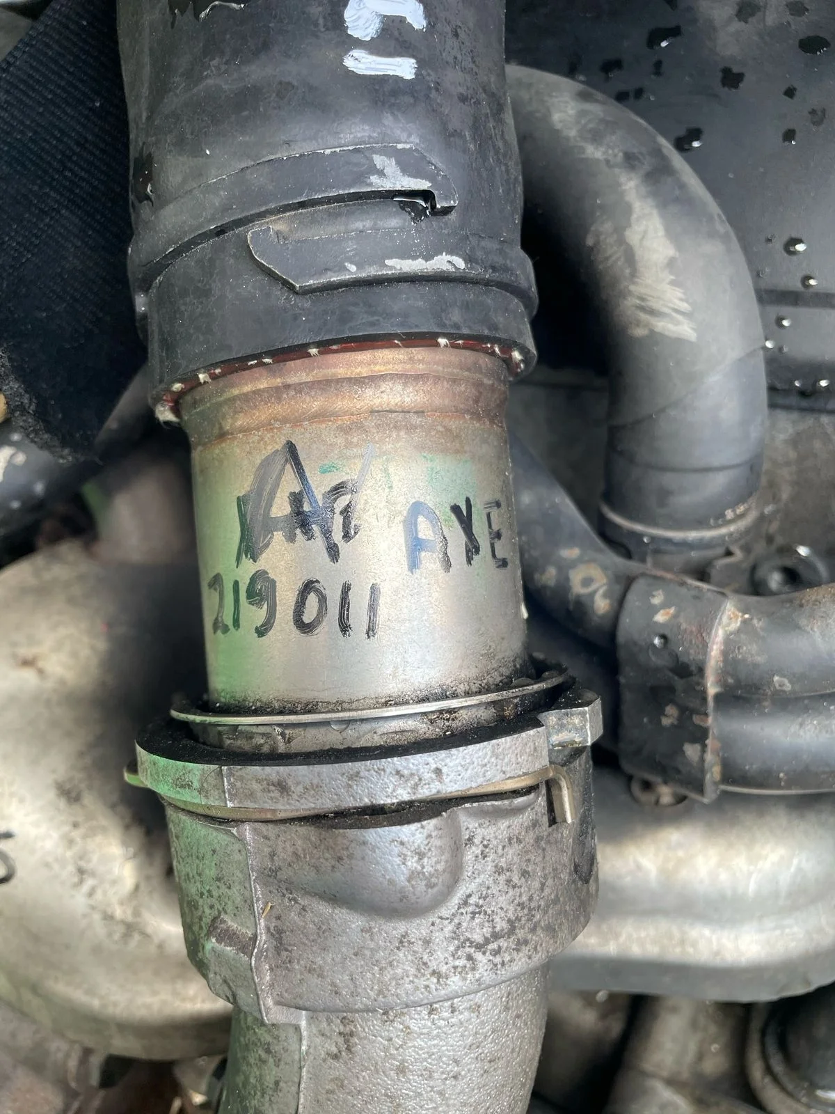 Шланг охлаждения интеркулера VOLKSWAGEN TRANSPORTER T5 2,5 AXE TDI 2004- верх правый наконечник 6 б/у TRANSPORTER T5(2003-2015)