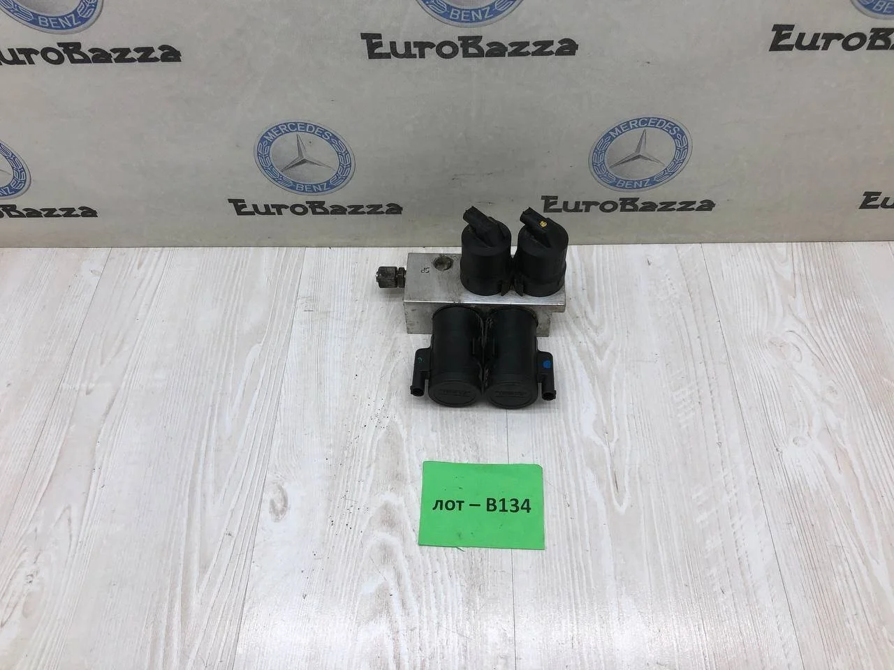 Блок клапанов гидроподвески левый Mercedes W215
