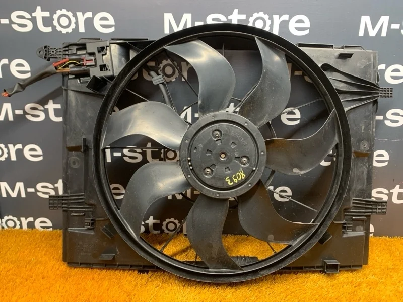 Вентилятор радиатора Mercedes-Benz C-Class 2015 A0999061100 W205 274.920