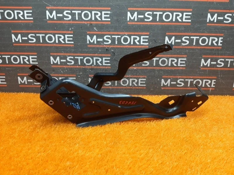 Кронштейн фары Mercedes-Benz C-Class 2007 A2046200291 W204 271.950, правый