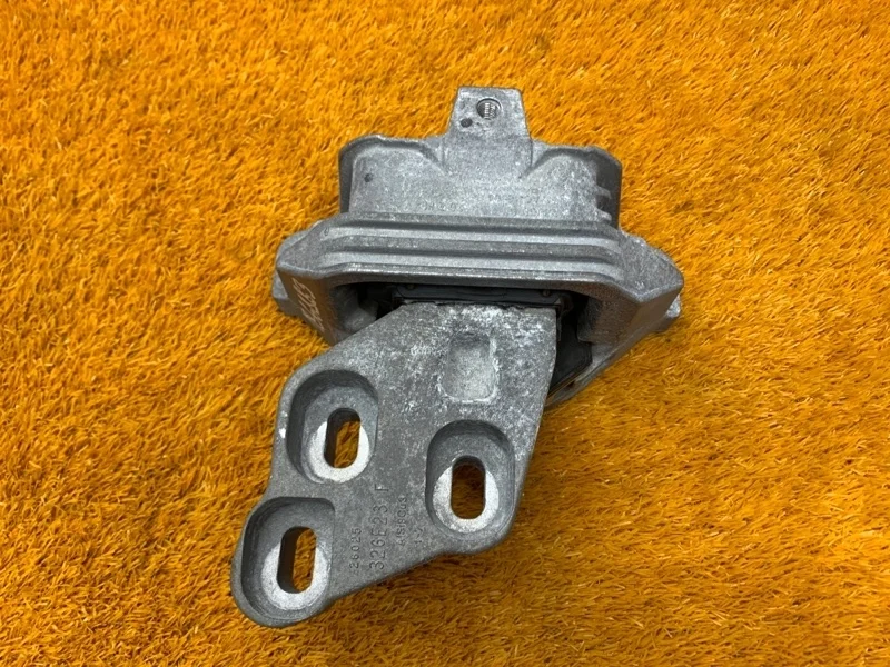 Подушка кпп Mercedes-Benz Cla-Class 2015 A2462400617 C117 270.910