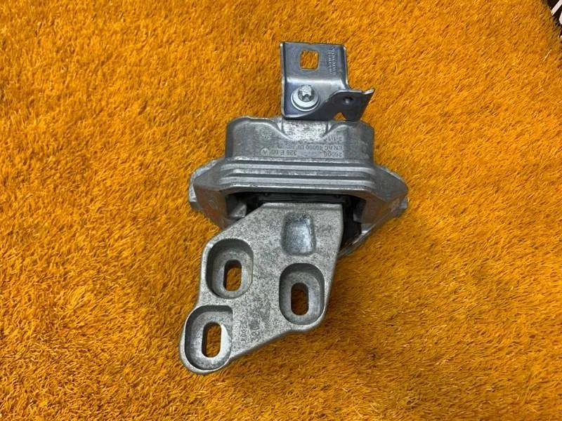 Подушка кпп Mercedes-Benz Cla-Class 2015 A2462400617 X117 270.910