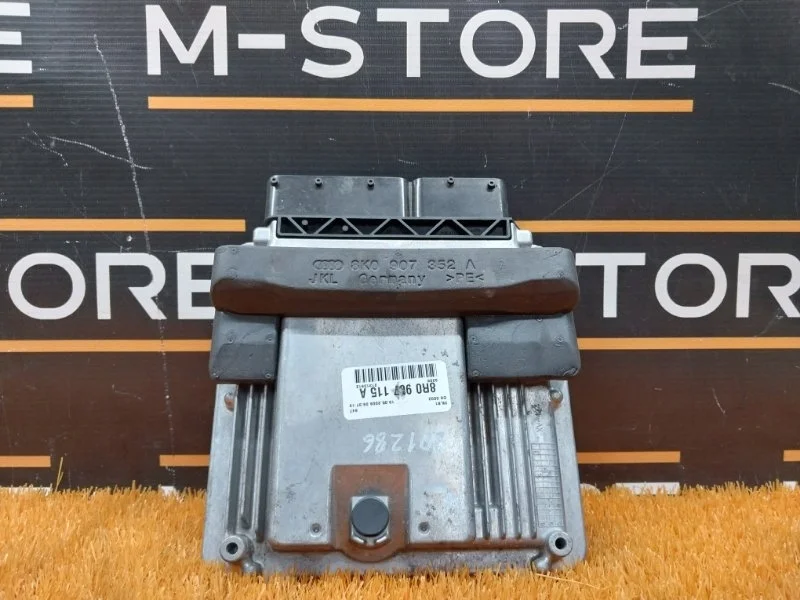 Блок управления двс Audi Q5 2009 8R0907115A 8R CDNC