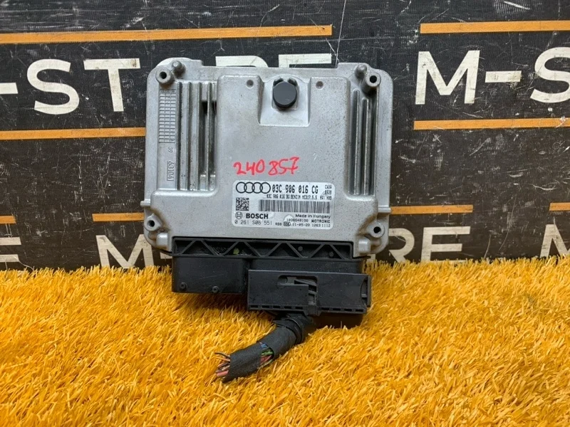 Блок управления двс Audi A1 2011 03C906016CG 8X CAX