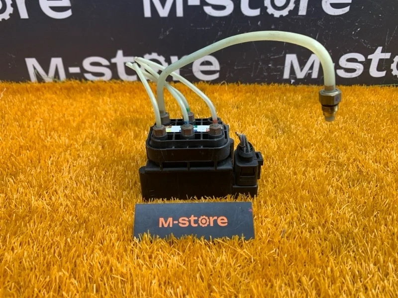 Блок клапанов пневмоподвески Mercedes-Benz C-Class 2015 A0993200058 W205 274.920