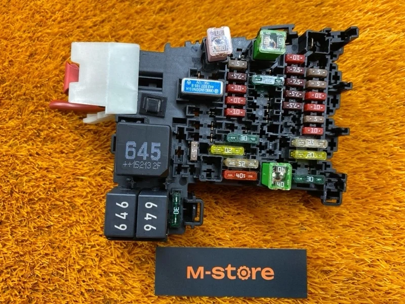 Блок предохранителей Volkswagen Passat 2015 5Q0937615C B8/3G CZEA, передний левый