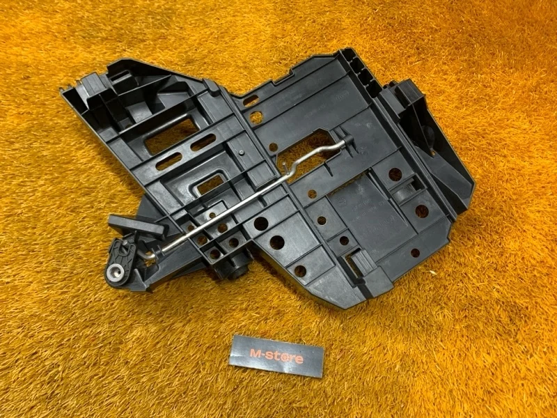 Кронштейн фары Porsche Cayenne 2008 7L5941046 957 M5501, правый