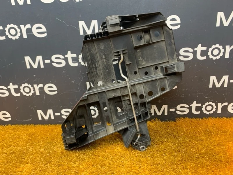 Кронштейн фары Porsche Cayenne 2008 7L5941046 957 M4801, правый