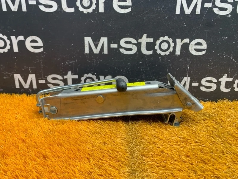 Домкрат Audi A4 2004 8E0011031D B6/8E AMB