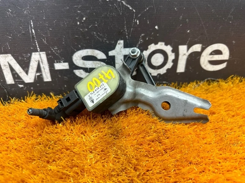 Датчик высоты дорожного просвета Volkswagen Touareg 2008 7L6616213 7L BHK, передний левый