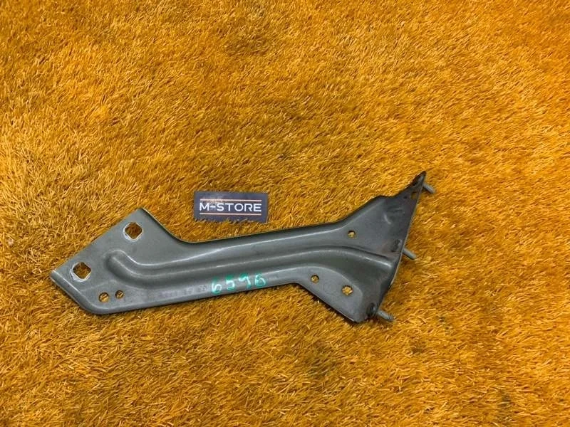 Крепление крыла Audi Q5 2009 8R0821136 8R CDNC, переднее правое