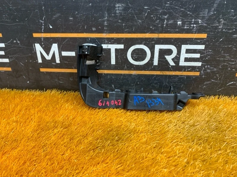 Крепление бампера Audi A3 2013 8V3807184A 8V CXSA, переднее правое