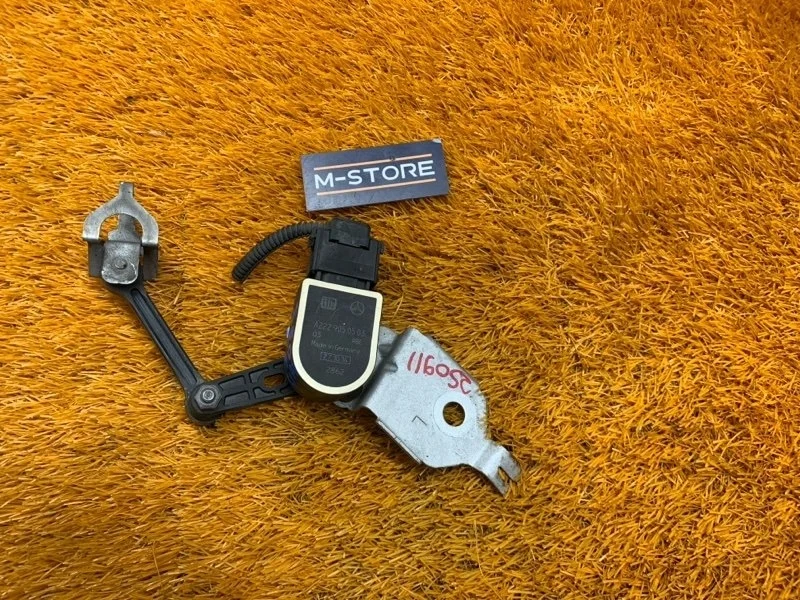 Датчик высоты дорожного просвета Mercedes-Benz C-Class 2015 A2229050503 W205 274.920, передний левый